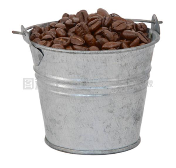 金属桶里的黑烤咖啡豆